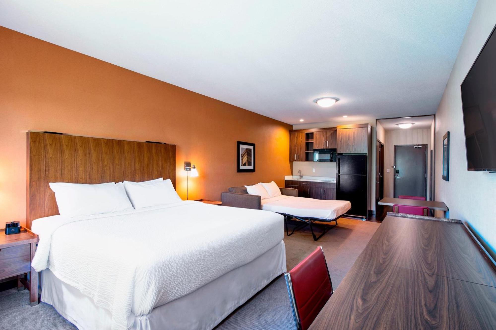 Four Points By Sheraton Grande Prairie Exteriör bild