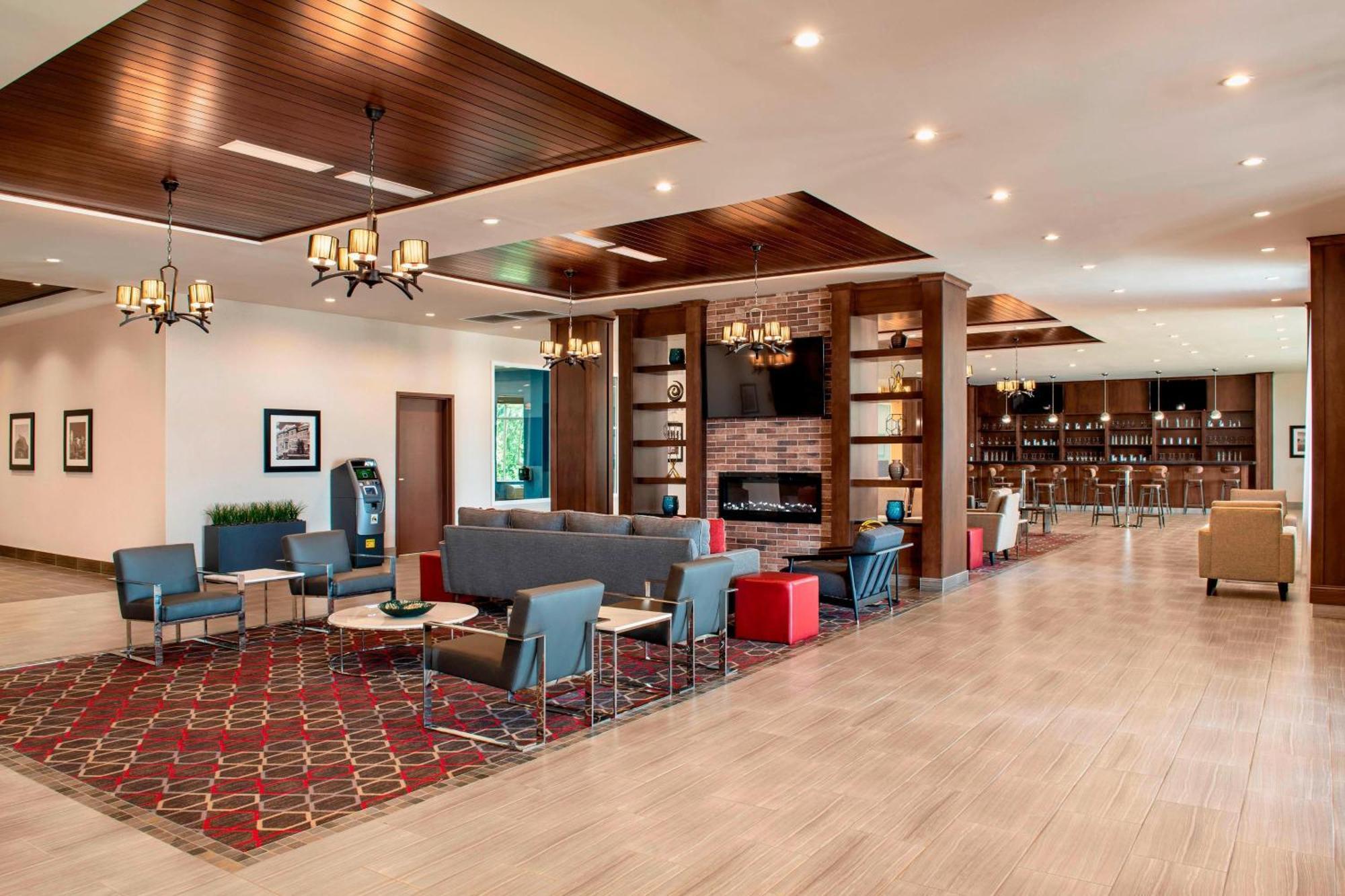 Four Points By Sheraton Grande Prairie Exteriör bild